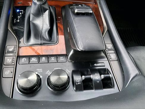 Used 2020 Lexus LX 570 4WD w/ 3rd Row & Luxury Pkg image 32