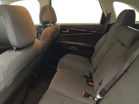 Used 2016 Kia Sorento LX w/ LX Convenience Package image 18