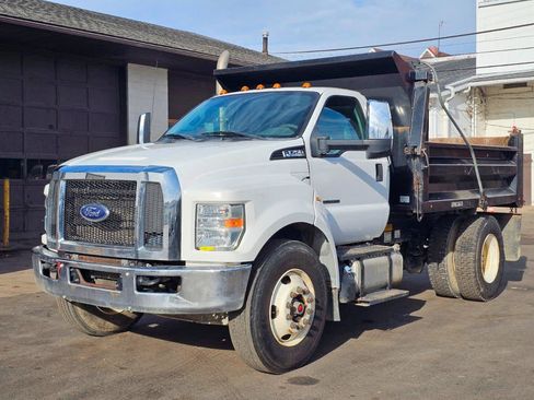 Used 2016 Ford F750 2WD Regular Cab Super Duty image 2