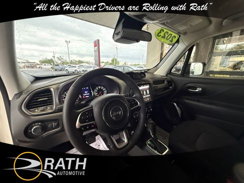 Used 2023 Jeep Renegade Latitude AWD/4WD image 14
