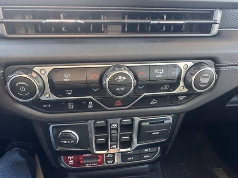 Used 2024 Jeep Wrangler Rubicon image 30