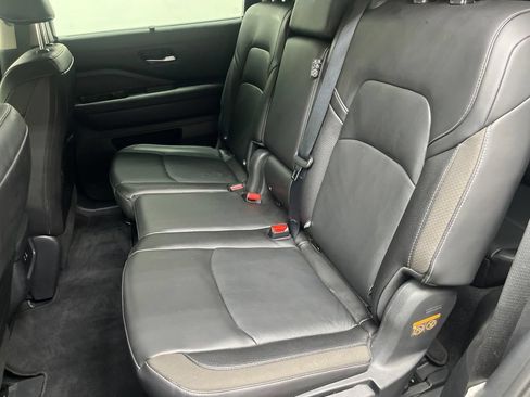 Used 2025 Nissan Pathfinder SL FWD image 8