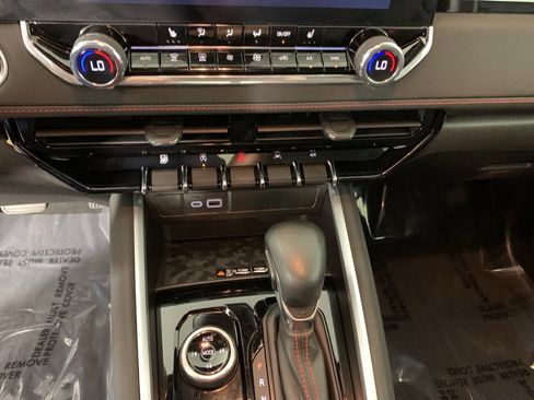 Used 2024 Chevrolet Colorado Z71 w/ Z71 Convenience Package 2 image 24