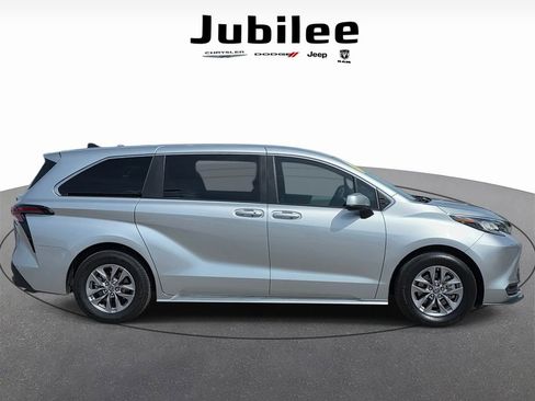 Used 2023 Toyota Sienna LE AWD/4WD image 35