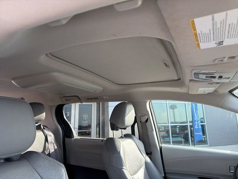 Used 2021 Toyota Sienna Limited image 34