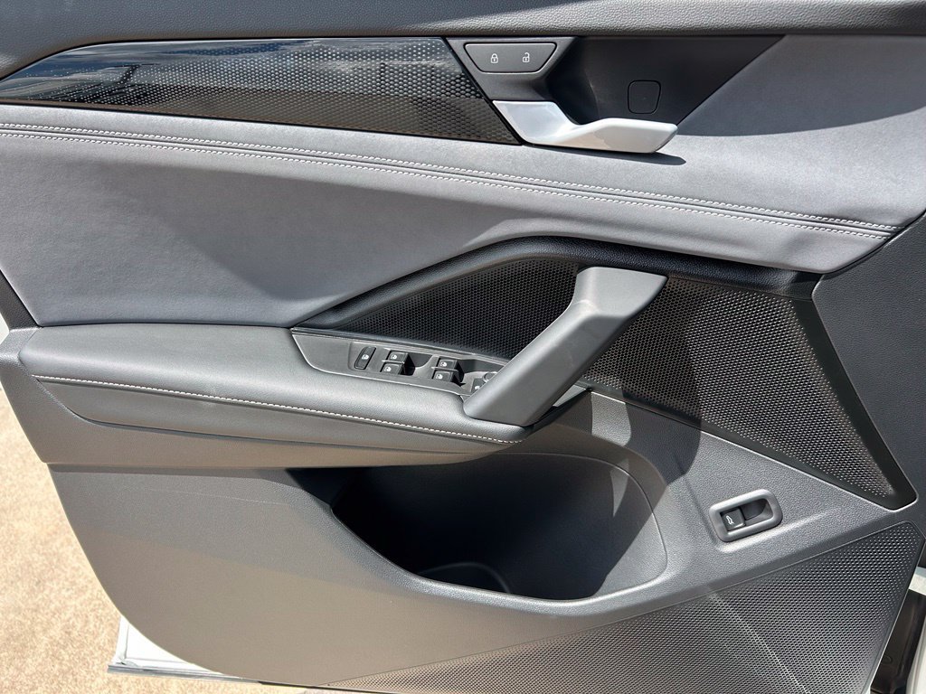 Certified 2026 Volkswagen Tiguan SE R-Line FWD image 18