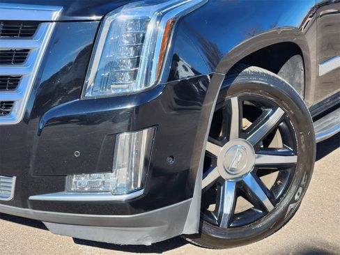 Used 2017 Cadillac Escalade ESV Luxury image 2