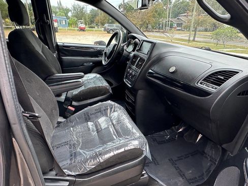 Used 2017 Dodge Grand Caravan SE image 11