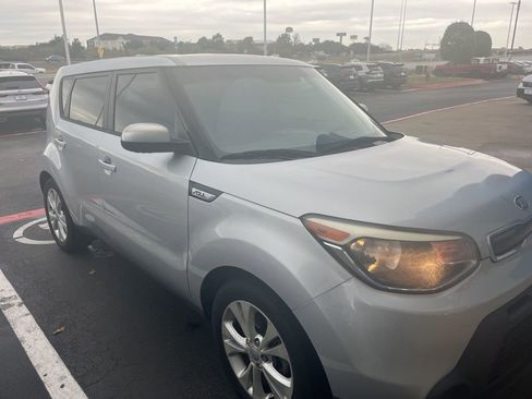 Used 2015 Kia Soul + image 3