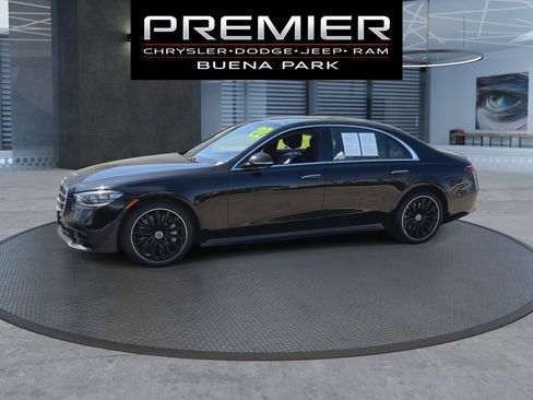Used 2022 Mercedes-Benz S 580 4MATIC Sedan w/ AMG Line Package image 4