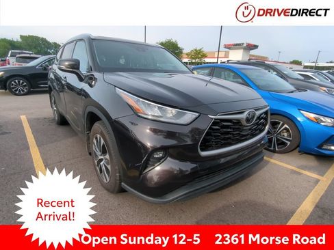 Used 2020 Toyota Highlander XLE AWD/4WD image 1