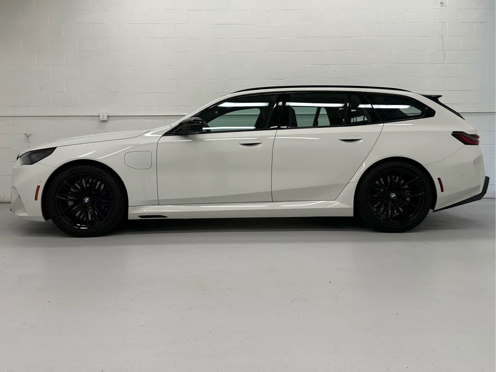 Used 2026 BMW M5 Touring AWD/4WD image 3