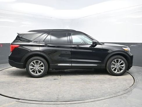 Used 2022 Ford Explorer XLT w/ Equipment Group 202A image 8