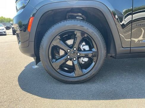 Used 2023 Jeep Grand Cherokee Limited w/ Black Appearance Package AWD/4WD image 35