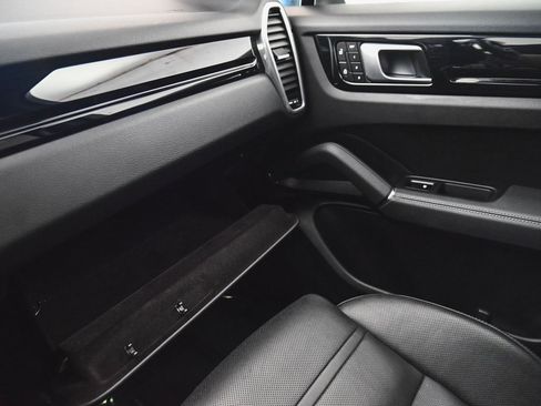 Used 2022 Porsche Cayenne Platinum Edition image 17