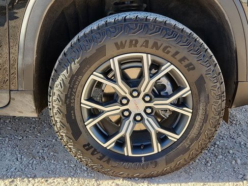 Used 2024 GMC Acadia AT4 w/ Luxury Package image 7