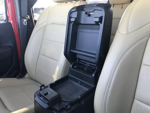 Used 2018 Jeep Wrangler Unlimited Sahara image 25