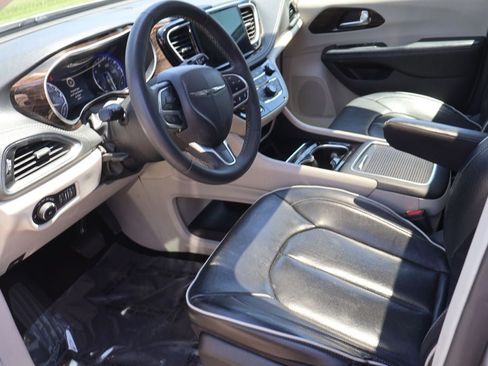Used 2023 Chrysler Pacifica Limited FWD image 5