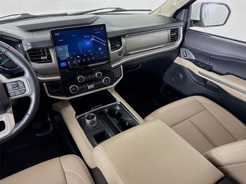 Used 2023 Ford Expedition XLT image 25