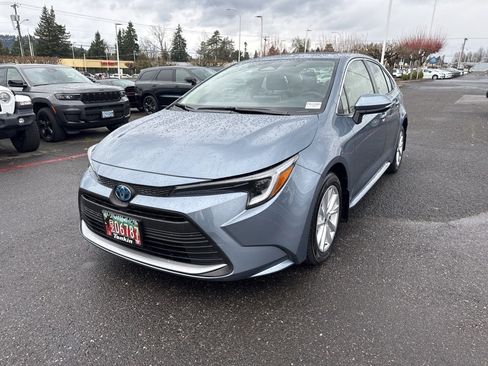 Used 2024 Toyota Corolla XLE image 3