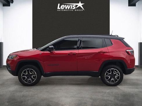 Used 2025 Jeep Compass Trailhawk AWD/4WD image 2