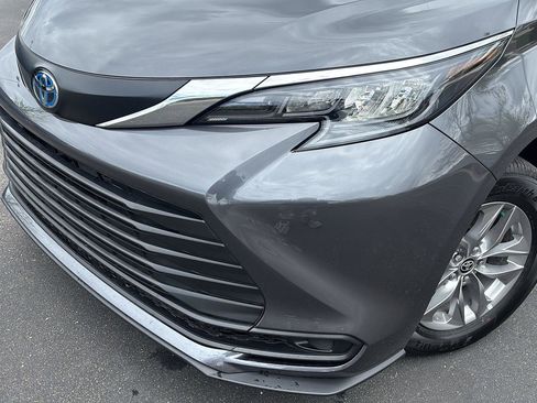 Used 2025 Toyota Sienna LE AWD/4WD image 21