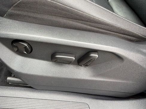 Used 2020 Volkswagen Tiguan SE image 12