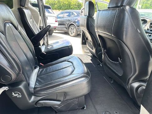 Used 2019 Chrysler Pacifica Touring-L FWD image 31