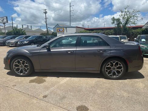 Used 2018 Chrysler 300 S w/ 300S Premium Group RWD image 9