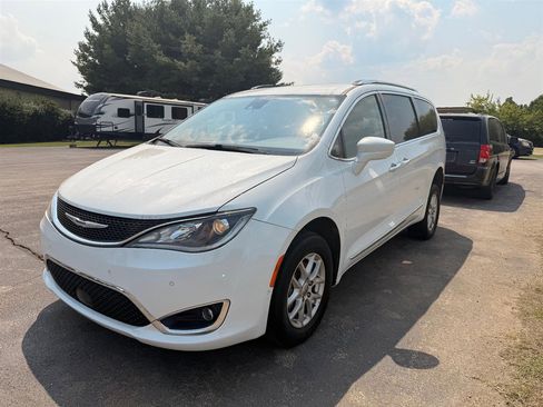 Used 2020 Chrysler Pacifica Touring-L w/ Advanced Safetytec Group image 3