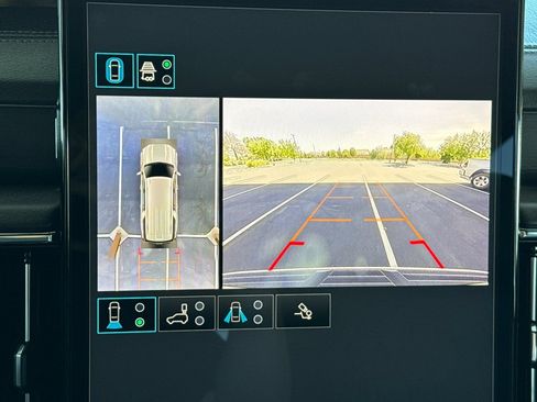 Used 2025 GMC Yukon XL Denali RWD image 32