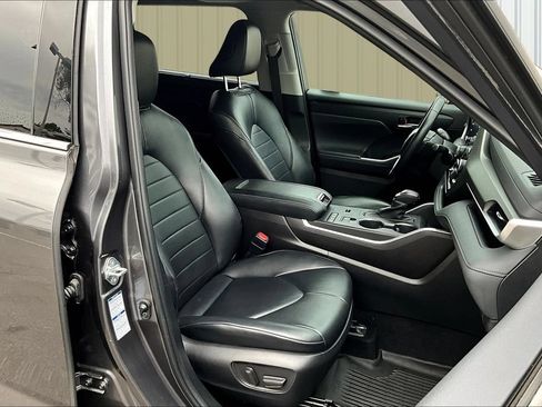 Used 2022 Toyota Highlander XLE AWD/4WD image 7
