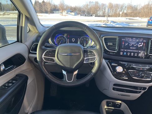 Used 2020 Chrysler Pacifica Touring-L Plus image 15