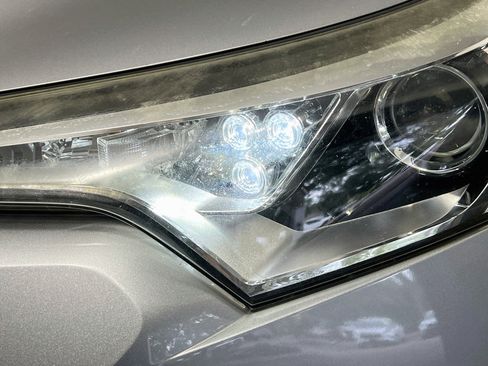 Used 2018 Toyota C-HR XLE FWD image 12