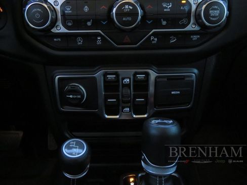 Used 2019 Jeep Wrangler Unlimited Sahara image 24