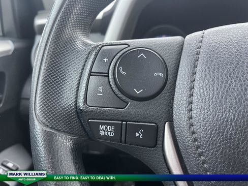 Used 2018 Toyota RAV4 LE image 9