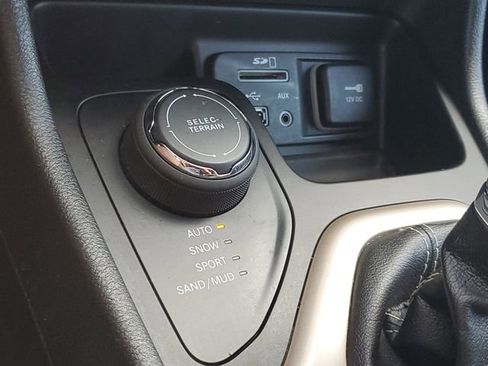 Used 2017 Jeep Cherokee Latitude w/ Cold Weather Group AWD/4WD image 28