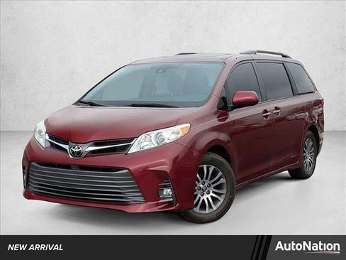 Used 2018 Toyota Sienna XLE Premium image 1