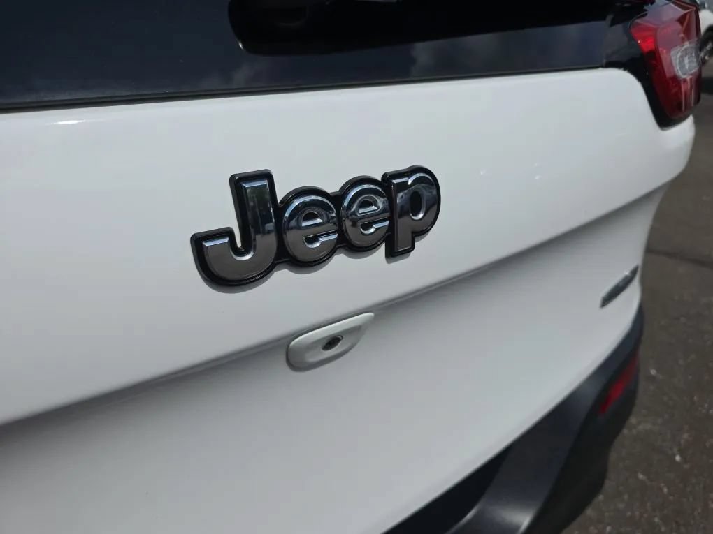 Used 2018 Jeep Cherokee Latitude Plus w/ Cold Weather Group AWD/4WD image 10