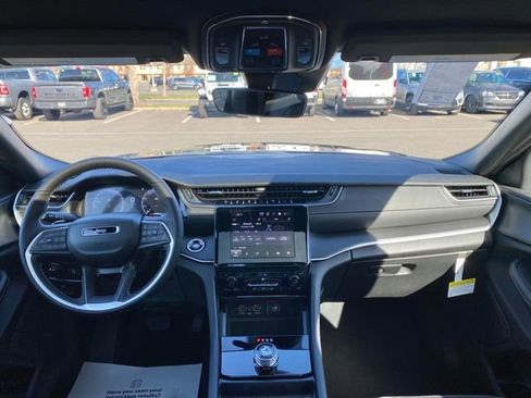 New 2025 Jeep Grand Cherokee Altitude image 23