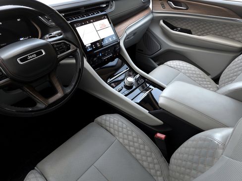 Used 2021 Jeep Grand Cherokee L Summit w/ Luxury Tech Group V image 15