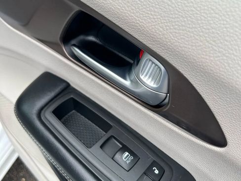 Used 2021 Chrysler Voyager Lxi FWD image 17