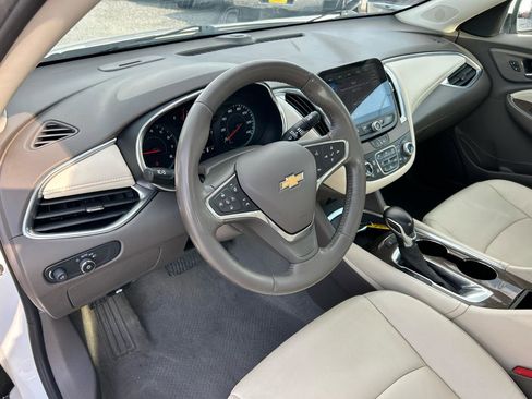 Used 2021 Chevrolet Malibu LT w/ Leather Package FWD image 6