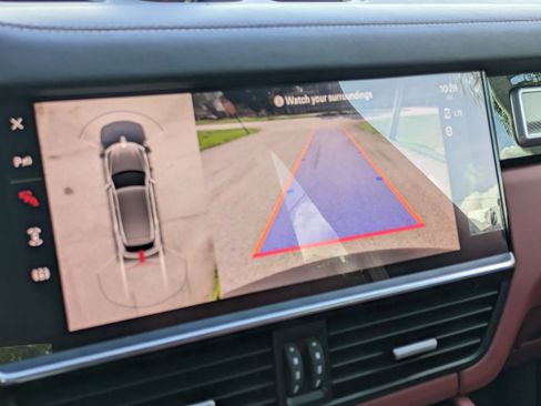 Used 2023 Porsche Cayenne Platinum Edition image 32