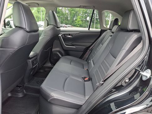 Used 2022 Toyota RAV4 XLE Premium AWD/4WD image 10