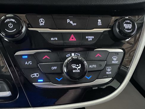 Used 2020 Chrysler Pacifica Touring-L FWD image 51