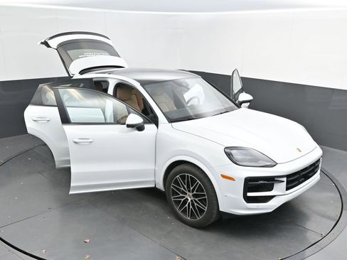 Certified 2025 Porsche Cayenne Coupe AWD/4WD image 48