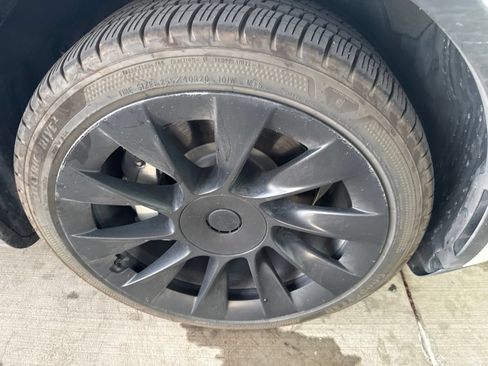 Used 2024 Tesla Model Y Long Range AWD/4WD image 22