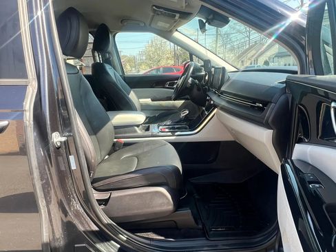Used 2022 Kia Carnival EX FWD image 32