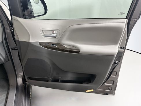 Used 2019 Toyota Sienna XLE FWD image 35